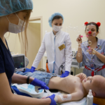 Как больничные клоуны помогают детям при анестезии